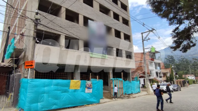 El hombre murió mientras trabajaba en este edificio en Copacabana.