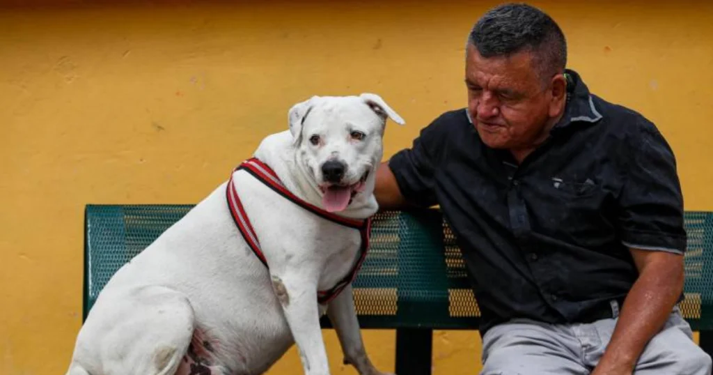Jaime junto a Beethoven, la mascota de Santa Bárbara. 