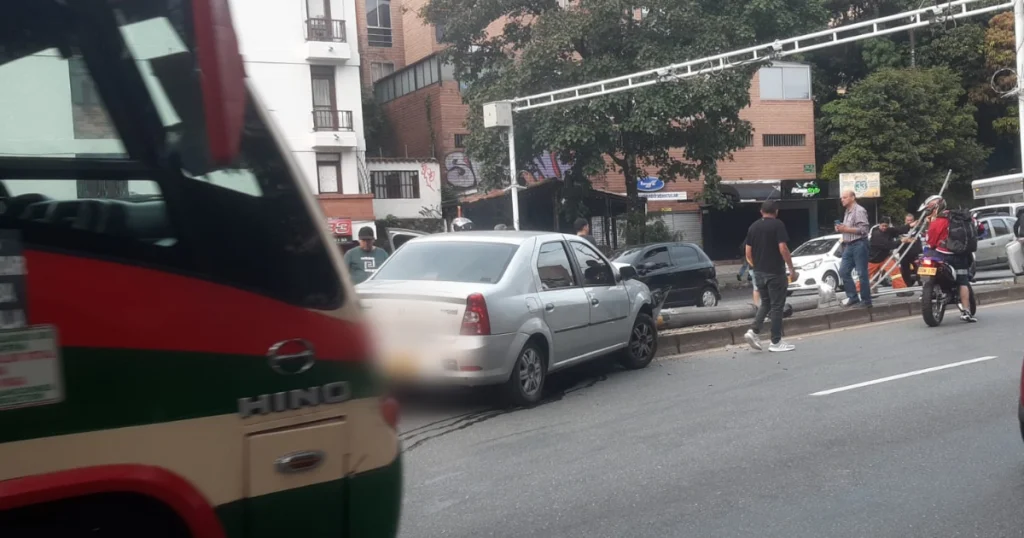 Accidente con poste caído