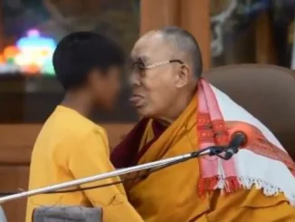 El-Dalai-Lama-besando-a-un-niño