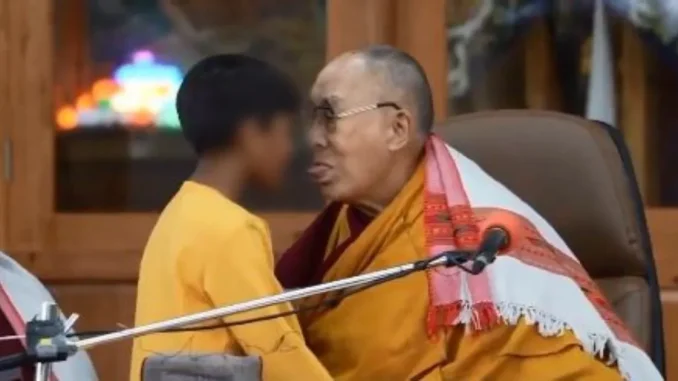 El-Dalai-Lama-besando-a-un-niño
