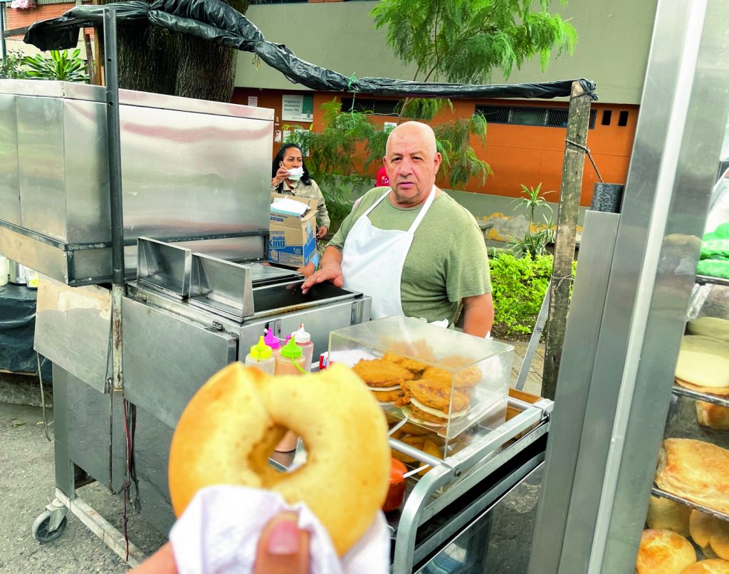 Entre el amplio menú gastronómico que maneja don Mauricio Londoño (foto), también aparecen tortas de carne, pasteles y palitos de queso. 