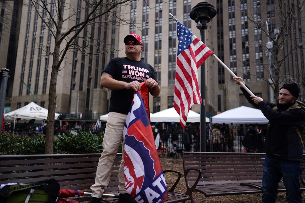 Simpatizantes de Trump llegaron a las afueras de la corte criminal de Nueva York. /FOTOS: EFE