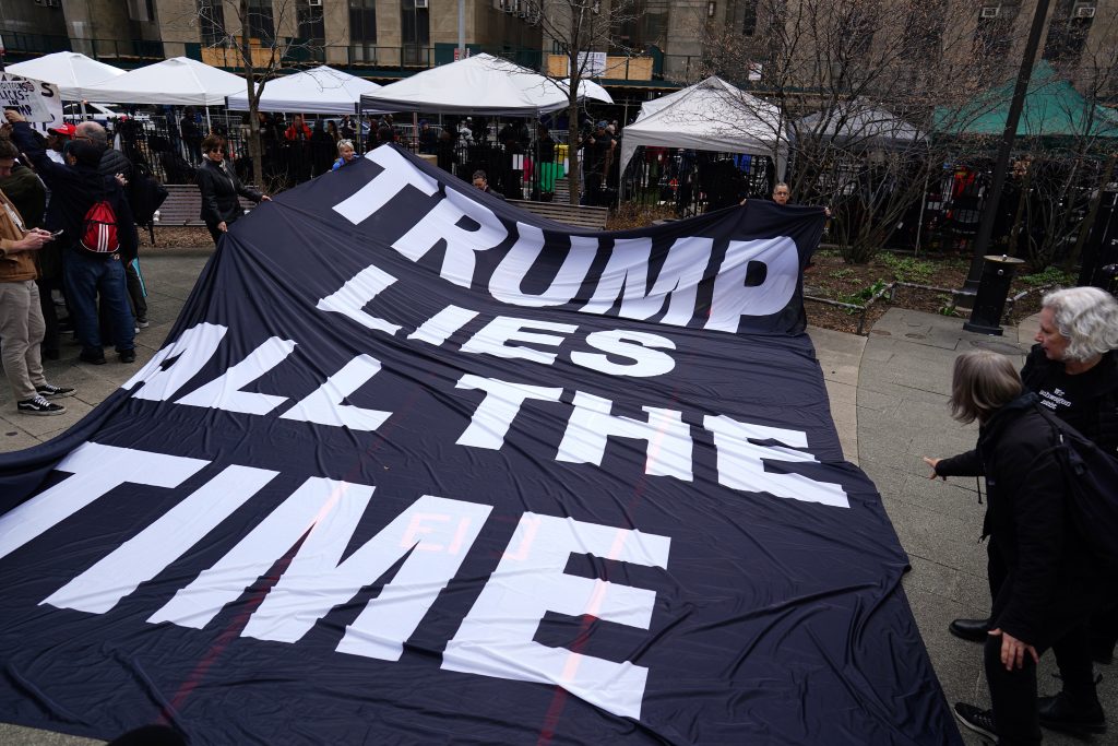 Detractores del expresidente también hicieron presencia a las afueras de la corte, ubicada en Manhattan. / FOTO: EFE.
