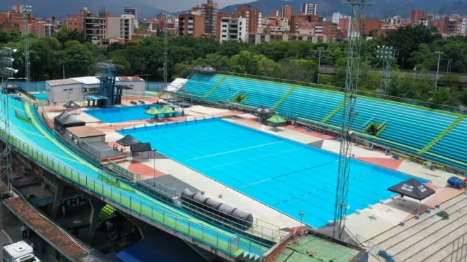 La mujer se encontraba nadando junto a su esposo en la piscina olímpica cuando comenzó a sentirse mal.