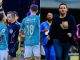 Rodillazo y agarrón de técnicos