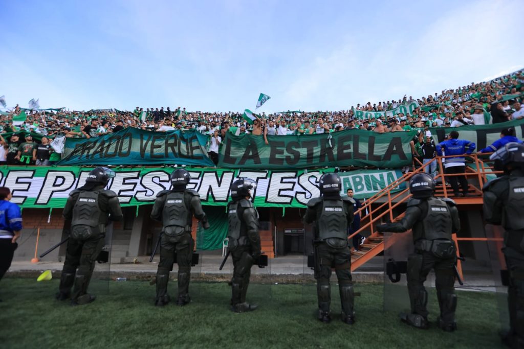 Hinchas de Nacional en el Polideportivo Sur de Envigado