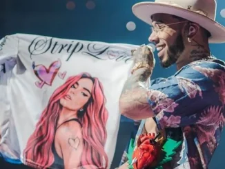 Anuel-con-camiseta-de-Karol-G-
