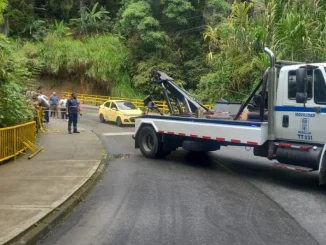 Carro terminó volcado en una quebrada