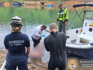 Hombre en embalse de El Peñol