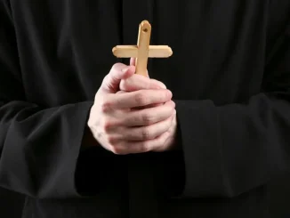 Sacerdote-le-disparó-a-un-policía-