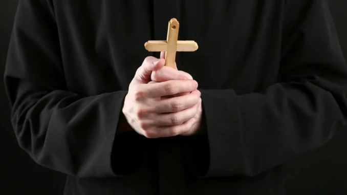 Sacerdote-le-disparó-a-un-policía-