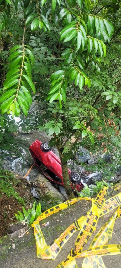 Carro terminó volcado en quebrada