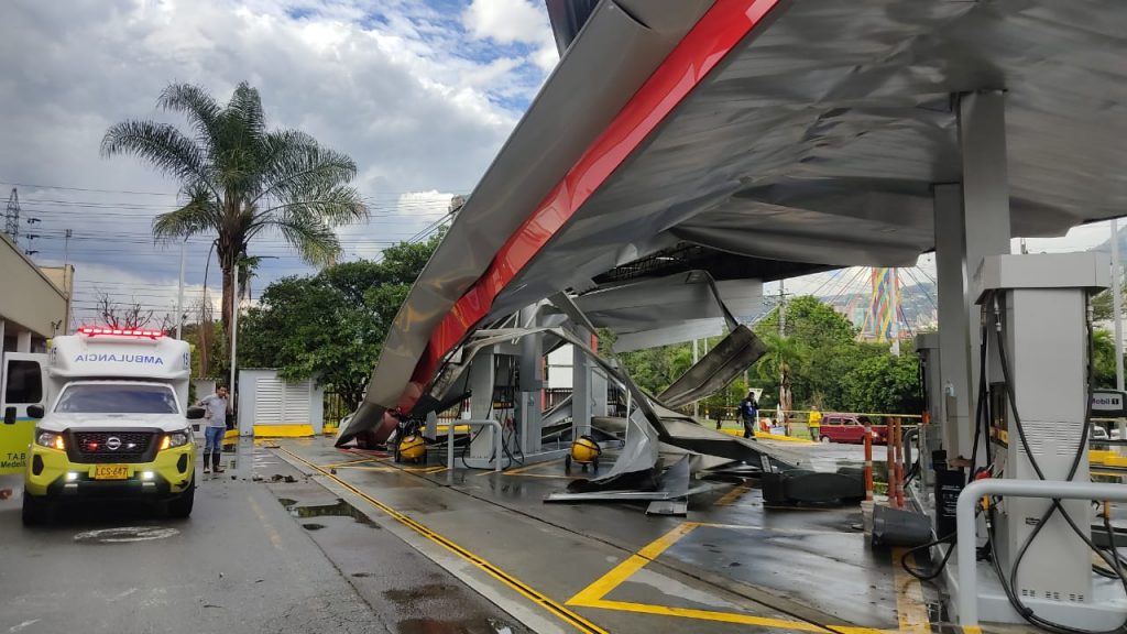 Caída de techo estación de gasolina Guayabal