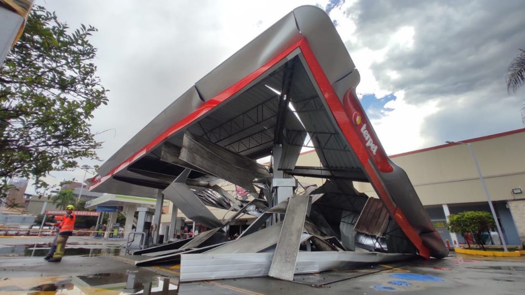 Caída de techo estación de gasolina Guayabal