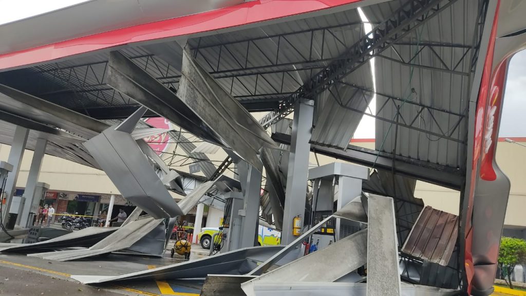 Caída de techo estación de gasolina Guayabal