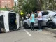 El vehículo de transporte escolar sufrió un volcamiento tras impactar con otros dos carros particulares.