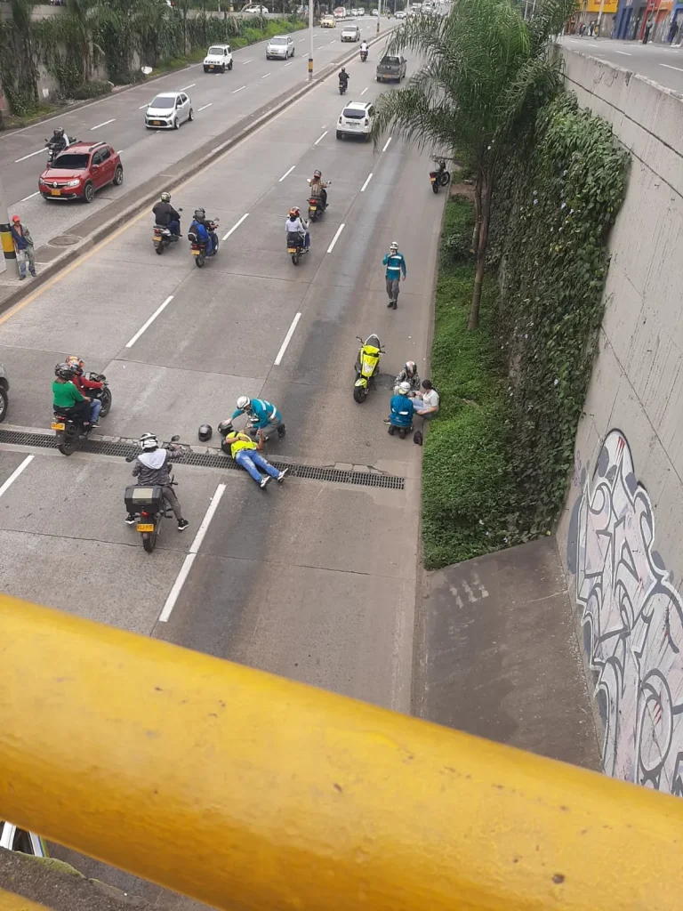 Caida-de-motociclistas-por-derrame-de-combustible-2
