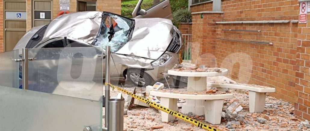 Carro cayó a piscina en Medellín