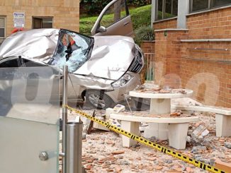 Carro cayó a piscina en Medellín