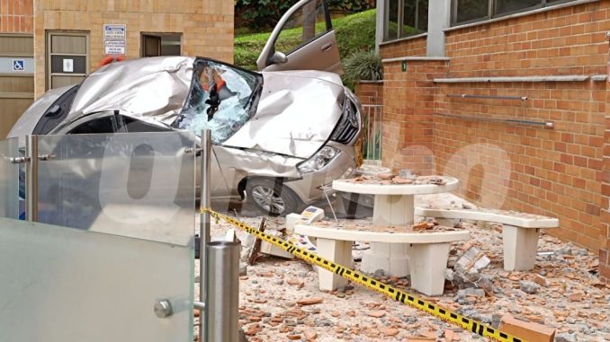 Carro cayó a piscina en Medellín