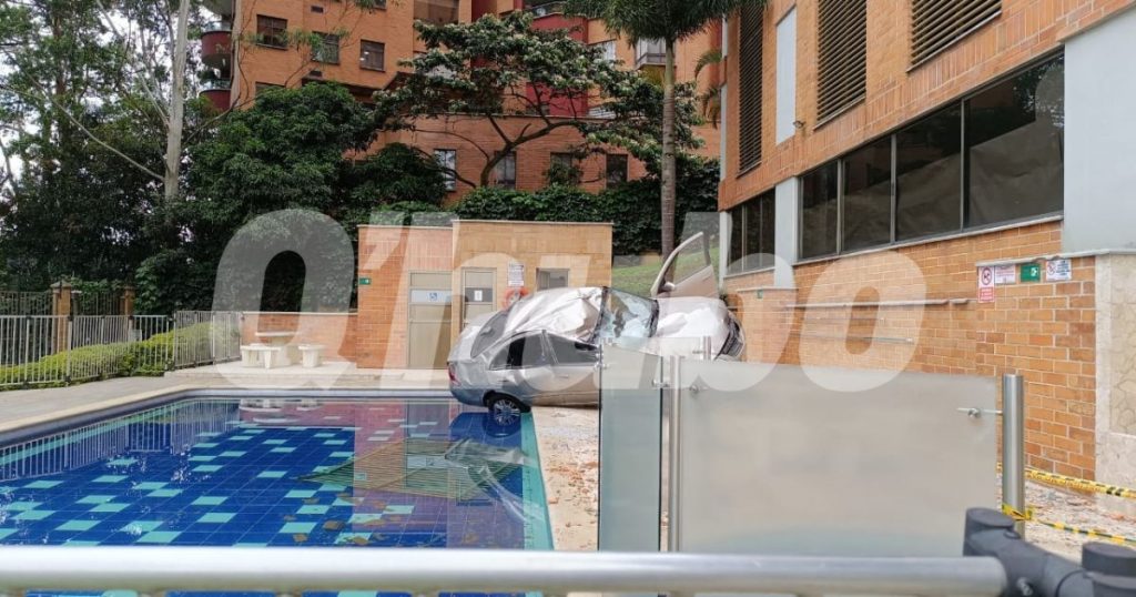 Carro-cayo-a-piscina-en-Medellin-4