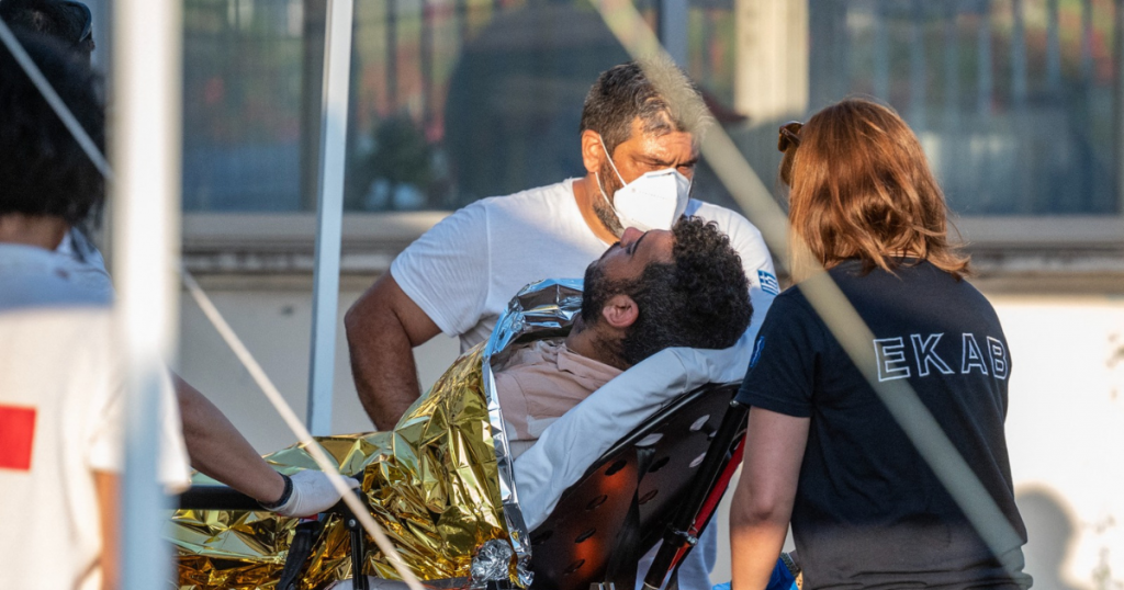 El barco lleno de migrantes había partido de Libia y esperaba pasar desapercibido hasta llegar a las costas italianas. 