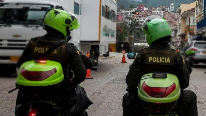 Cárcel a 4 policías que le habrían exigido $ 4 millones a un joven