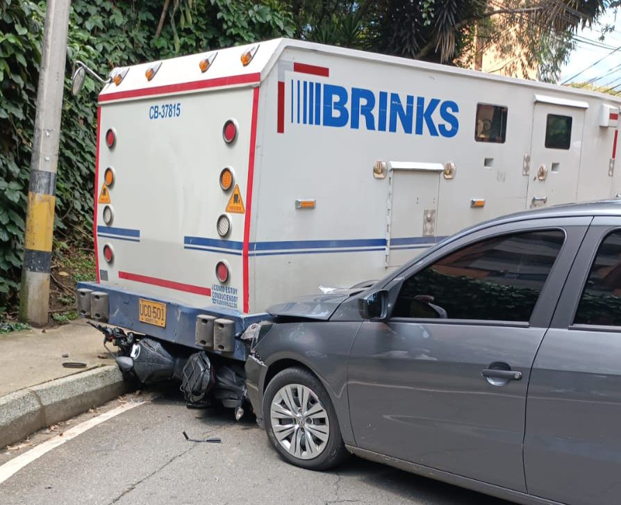 Carro de valores se devolvió en El Poblado y causó accidente