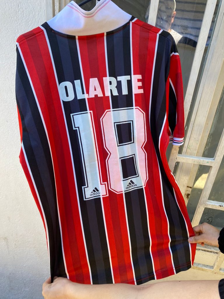 Camiseta de Santiago, asesinado por robarle el celular
