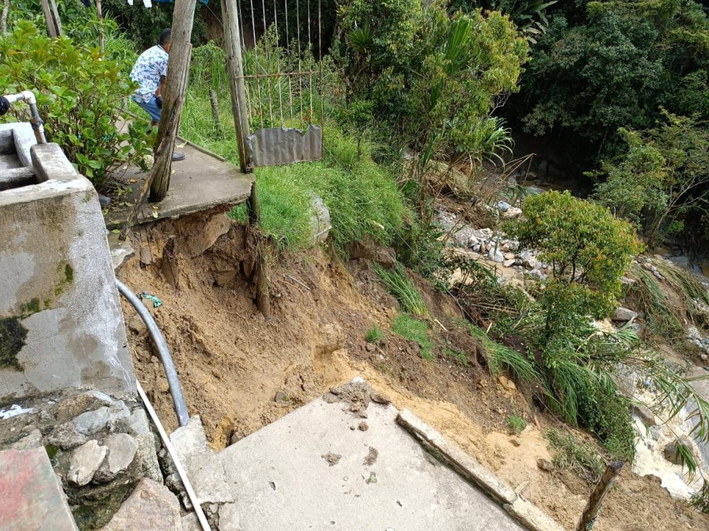 Vivienda afectada por deslizamiento en Barbosa