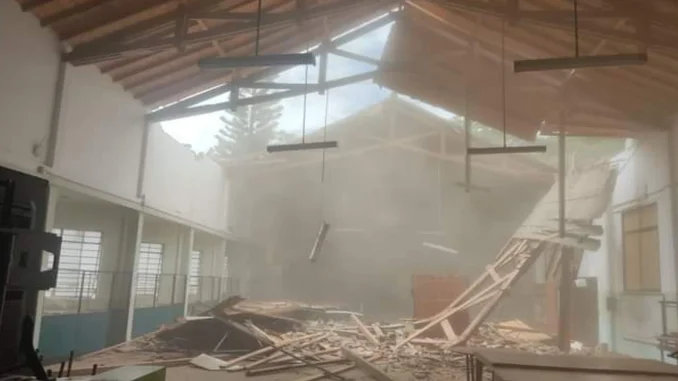 Colapsó el techo de la biblioteca Isolda Echavarría en Barbosa