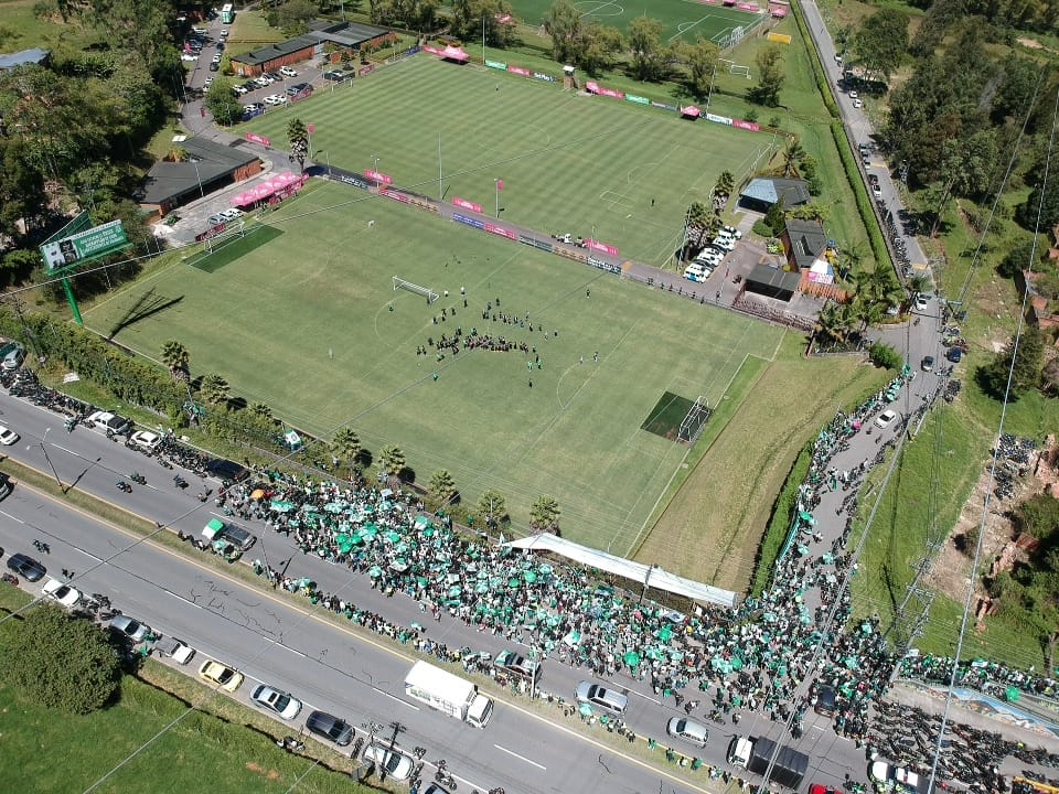 Hinchada de Nacional apoyando en la sede. 