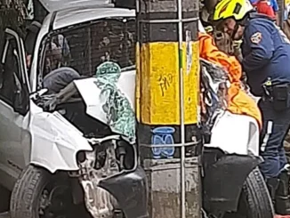 carro chocó contra un poste