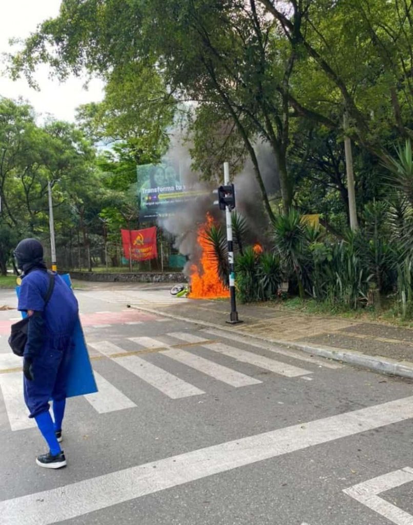 Se presentó cierre en la calle 67 (Barranquilla), entre la Cr. 53 y la Av. Regional por los desmanes. /FOTOS: DENUNCIAS ANTIOQUIA