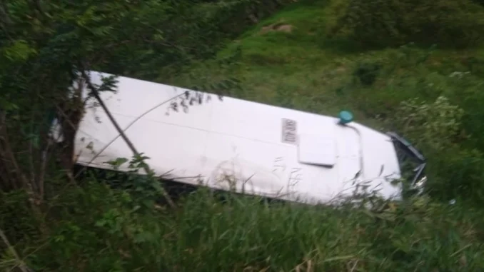 Bus rodó por un abismo en Abejorral