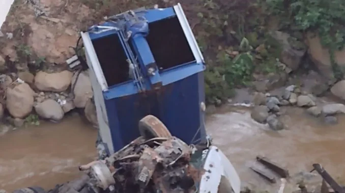 Camion-compactador-de-basura-se-fue-al-rio