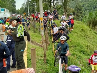 La emergencia fue atendida por el Cuerpo de Bomberos de Caldas. El ciclista falleció en el lugar.