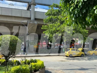 Néstor se estaba bajando de una chiva en el sector de Santa Lucía cuando recibió los impactos de bala. /FOTO: ANDRÉS FELIPE OSORIO.