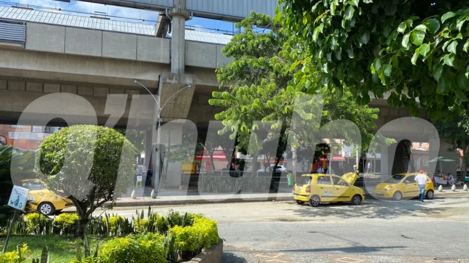 Néstor se estaba bajando de una chiva en el sector de Santa Lucía cuando recibió los impactos de bala. /FOTO: ANDRÉS FELIPE OSORIO.