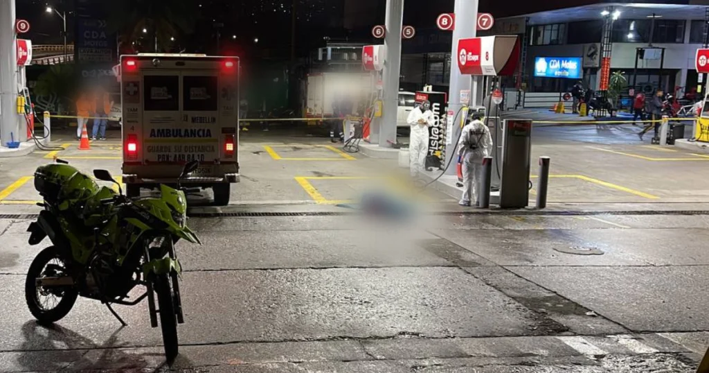 Los hechos sucedieron mientras el hombre, que trabajaba en una estación de servicio de Guayabal, despachaba a un cliente. 