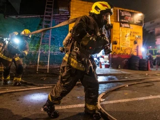 Incendio en bodega de reciclaje en Cristo Rey