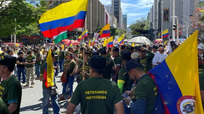 La marcha de reservistas recorrió toda la Avenida Oriental.