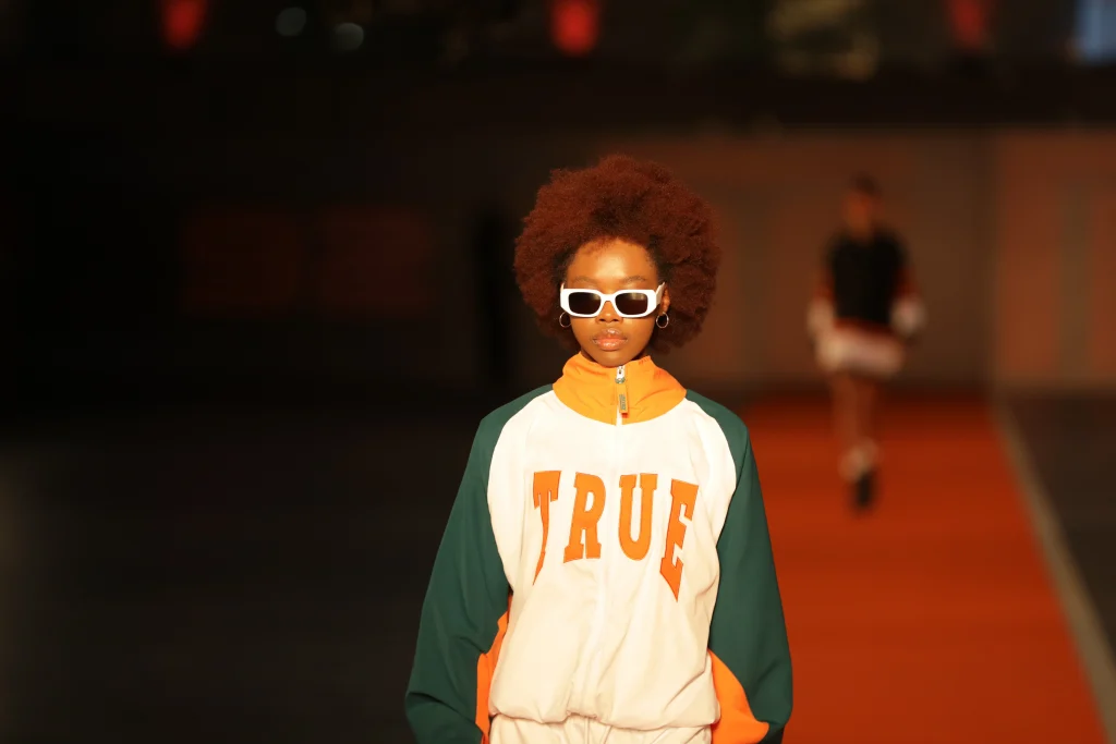 La marca True invitó a 40 deportistas a participar de su desfile. René Higuita fue su invitado especial.