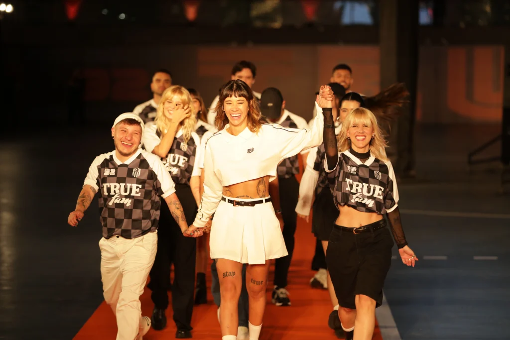 La marca True invitó a 40 deportistas a participar de su desfile. René Higuita fue su invitado especial.