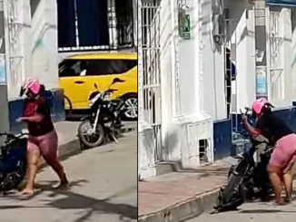 La mujer atacó la moto del que sería su pareja en Santa Marta.