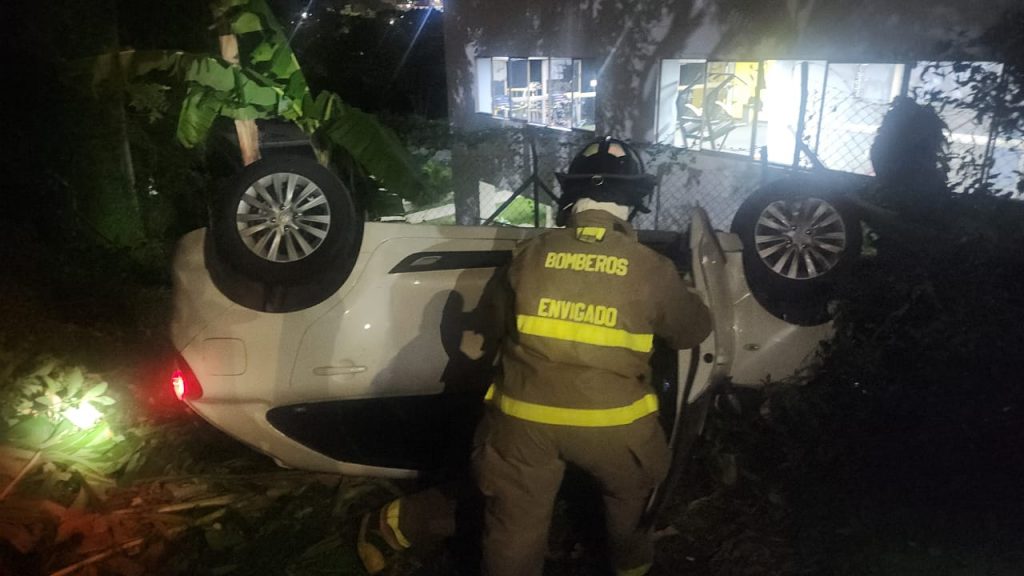 Carro cayó de un parqueadero en Envigado