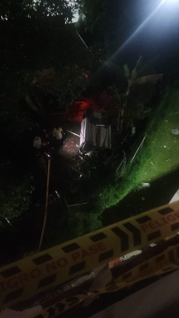Carro cayó de un parqueadero en Envigado 