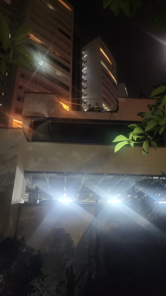 Carro cayó de un parqueadero en Envigado 