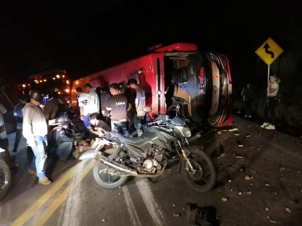 Bus se volcó en la vía Santa Fe de Antioquia - Dabeiba 